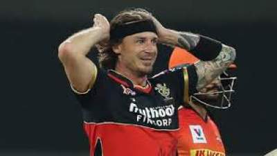 Dale Steyn loses cool after fan asked to cut hair'long locks doesn't suit you'