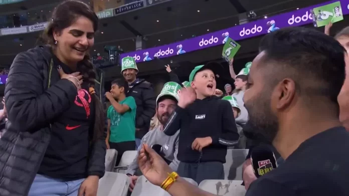 Two hearts met during the Big Bash League match Glenn Maxwell also congratulated the couple - VIDEO