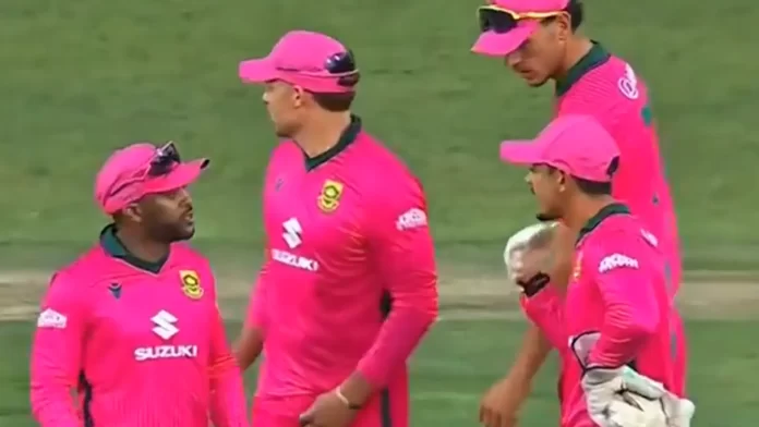 temba-bavuma-quinton-de-kock_625x300_28_September_26 Bavuma de Kock Heated Exchange: South Africa vs Australia ODI Incident Goes Viral